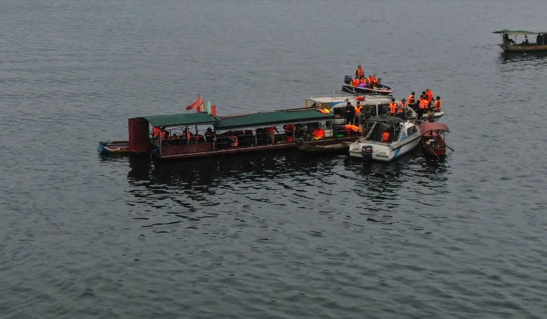 Vụ tai nạn đường thủy ở hồ Thác Bà làm 6 người chết, tàu khách chở quá tải