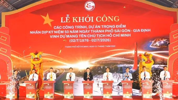 Các đại biểu thực hiện nghi thức khởi công các công trình, dự án trọng điểm chào mừng dịp kỷ niệm 50 năm thành phố mang tên Bác.