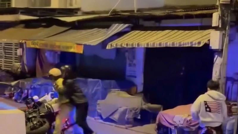 Người ngồi sau xe – liên tục có hành vi giữ và lôi kéo cán bộ tổ công tác nhằm tạo điều kiện cho N.N.T rời khỏi hiện trường. Ảnh cắt từ clip