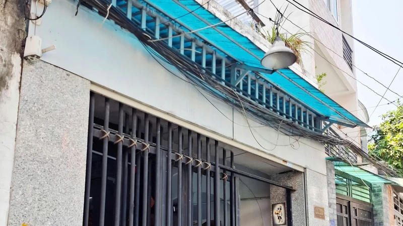 Ghi nhận của phóng viên Báo Tri thức và Cuộc sống sáng 18/3/2026, tại địa chỉ số 416/19/34 Lạc Long Quân, phường Hòa Bình, TP HCM, cơ sở vẫn mở cửa, bên trong có nhiều hàng hóa đang được đóng gói. Ảnh Hữu Thông