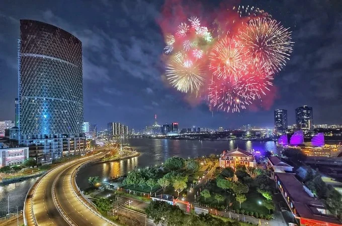 Các tuyến Lê Lợi, Nguyễn Huệ, Đồng Khởi, Tôn Đức Thắng, Nguyễn Hữu Cảnh, Võ Văn Kiệt, Hàm Nghi, Nguyễn Tất Thành cùng một số tuyến đường lân cận sẽ bị cấm lưu thông từ 21h ngày 31/12/2025 đến 1h ngày 1/1/2026.