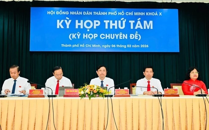 Các đồng chí chủ tọa kỳ họp.