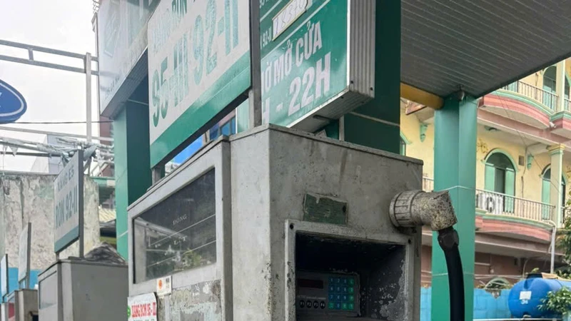 TP HCM triệt phá đường dây xăng giả, pha dung môi trực tiếp ở bồn ngầm