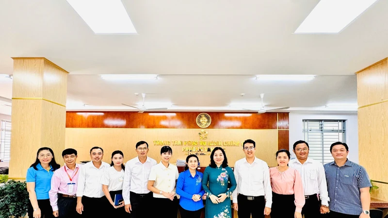 Đoàn kiểm tra chụp ảnh lưu niệm cùng các lãnh đạo, công chức, viên chức phường Tân Hoà. Ảnh: Hồng Phúc