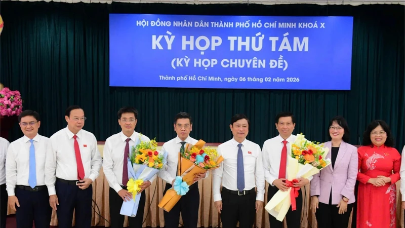 Ông Nguyễn Văn Dũng (người ở giữa) nhận hoa chúc mừng sau khi được bầu làm Phó Chủ tịch HĐND TP HCM.