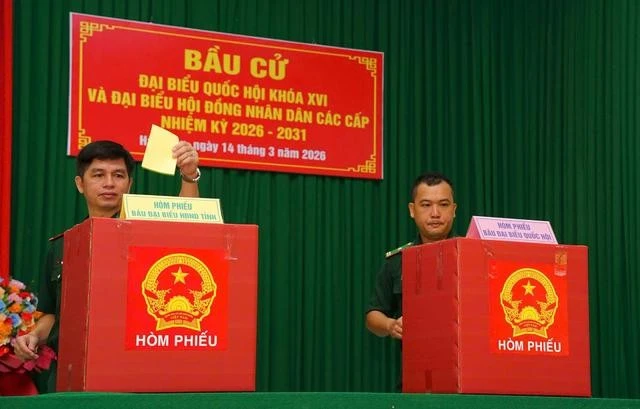 Chiến sĩ Tiểu đoàn Huấn luyện - Cơ động 1 bỏ phiếu bầu cử.