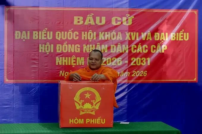 Cử tri là tăng sinh Trường Bổ túc văn hóa Pali Trung cấp Nam bộ (TP Cần Thơ) đến điểm bầu cử bỏ phiếu.