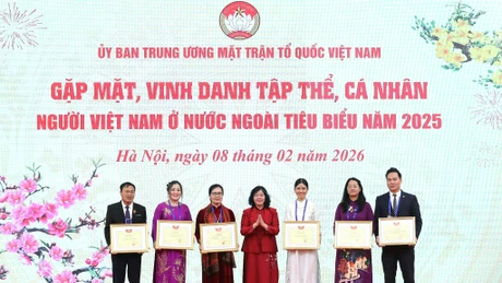 Lãnh đạo MTTQ Việt Nam trao Bằng khen tặng những kiều bào tiêu biểu năm 2025
