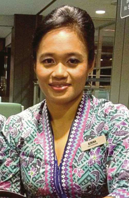 Tiếp viên Azrina Binti Yakob 41 tuổi.