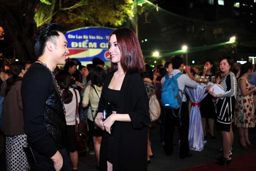 Dương Triệu Vũ và Mai Hồ trò chuyện vui vẻ cùng nhau.