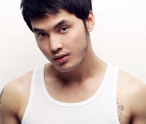 Ưng Hoàng Phúc. Trước mối tình với Kim Cương, Ưng Hoàng Phúc đã nổi danh là sao nam đào hoa nhất nhì showbiz Việt.