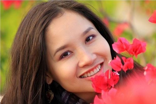 Mai Khôi. Là nữ ca sĩ nổi danh với lối sống phóng khoáng, gu ăn mặc cá tính như đôi lúc khó hiểu, Mai Khôi từng thừa nhận chuyện sống thử trên báo chí thậm chí còn chia sẻ sống thử trước khi cưới, thật là tuyệt vời. "Khi mình đã an tâm và biết thật rõ ràng về người mình cưới làm chồng suốt đời thì đám cưới đến cũng chưa muộn. Tôi yêu và thích được yêu. Tôi sống cho bản thân và biết mình muốn gì, được hay mất gì trong tình yêu", cô nói.