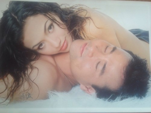 Bằng chứng cho lối sống thoáng trước hôn nhân của Tinna Tình chính là những bức ảnh Tinna Tình bán nude chụp cùng một chàng trai lạ mặt, bị phát tán trên mạng vào ngày 11/9 vừa qua. Nữ ca sĩ khá bất ngờ nhưng vẫn thừa nhận đây là ảnh chụp cùng tình yêu đầu. Mối tình cách đây 10 năm, khi Tinna Tình còn rất trẻ. Cả hai đã có 3 năm gắn bó và lý do chia tay vì cô quyết định rời Czech để về Việt Nam lập nghiệp.