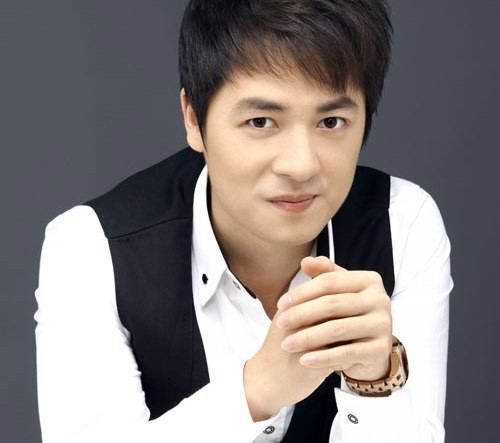 Đăng Khôi. Yêu nhau khá lâu, Đăng Khôi và Thuỷ Anh vẫn chưa chịu hé lộ chuyện cưới xin cho đến khi bí mật có con và hình ảnh thiệp cưới vô tình bị rò rỉ trên mạng.