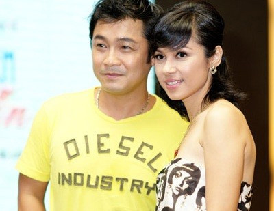 Sau nhiều sóng gió cuộc sống, cặp đôi bạn diễn Lý Hùng - Việt Trinh gặp lại nhau trong một sự kiện năm 2012. Cuộc hội ngộ trở thành tâm điểm chú ý của giới truyền thông. Lần đầu tái ngộ sau nhiều năm xa cách, họ vui vẻ cười nói và say sưa ôn lại kỷ niệm xưa. Về chuyện tình duyên, có thời gian, người đẹp màn ảnh quyết định tạm giã từ nghệ thuật, lui về ở ẩn. Cô sinh con trai và chuyển về sống ở tại Bình Dương. Việt Trinh không tiết lộ dù chỉ nửa lời về "người đàn ông trong bóng đêm" của mình. Gần đây, ngôi sao ngày nào của dòng phim thị trường cũng đã quay trở lại với điện ảnh nhưng trong một vai trò hoàn toàn mới, đạo diễn.