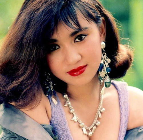 Khác với những mối tình màn ảnh mập mờ trước đó, với Y Phụng, mọi thứ dường như rõ ràng hơn khi năm 2006, Lý Hùng bất ngờ chia sẻ: "Tôi và Y Phụng yêu nhau được 4 năm. Khúc mắc về gia đình nên chúng tôi đã chia tay êm đẹp 3 năm nay. Thôi thì đó là duyên số, mình biết làm sao được. Trước khi chữ duyên quay trở lại, tôi dành thời gian tập trung cho công việc". Trước tiết lộ chấn động của Lý Hùng, người đẹp chọn cách giữ yên lặng và kết hôn cùng một người đàn ông khác.