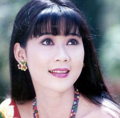 Cuộc sống tình cảm của Diễm Hương khá lận đận. Giữa thập niên 90, Diễm Hương trở thành chủ đề bàn tán của không ít người khi vướng phải cuộc tình với tên lừa đảo - gã Việt kiều Juan Minh (còn được biết tới với cái tên Michael Minh). Quyết định rời xa nghệ thuật, Diễm Hương không duy trì mối quan hệ với những người bạn thân trong giới trước kia nữa. Người đẹp một thời ra nước ngoài định cư và gần như biến mất khỏi làng giải trí Việt Nam.