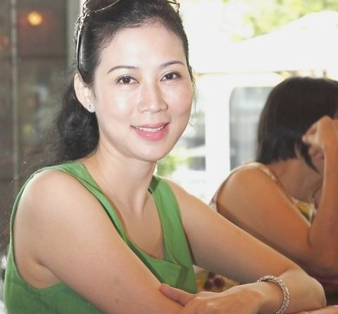 Mãi đến năm 2010, Diễm Hương bất ngờ xuất hiện tại một sự kiện cùng với người bạn thân. Dù đã bước qua tuổi 40 nhưng ngôi sao một thời của dòng phim mỳ ăn liền vẫn giữ được vẻ đẹp của ngày nào. Không những thế, trông cô còn toát lên vẻ quý phái, lịch lãm. Trong ảnh là bức hình của Diễm Hương được ghi lại tại một sự kiện diễn ra vào năm 2013.