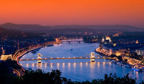 5. Hungary. Budapest, thủ đô của Hungary nằm bên dòng sông Danube, là một điểm đến nổi tiếng trong các tour du lịch châu Âu. Mặc dù vé máy bay không rẻ nhưng rất đáng để du khách tới thăm. Ở Budapest, bạn chỉ mất khoảng 100.000 đồng cho đồ ăn, hơn 80.000 đồng cho vé tàu và 400.000 đồng cho phòng nghỉ.