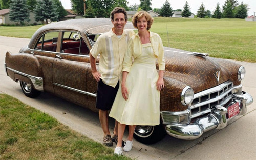 Volkswagen Beetle không phải là chiếc xe đầu tiên được đính tiền xu phủ kín xe. Trước đó, một cặp vợ chồng ở Indiana (Mỹ) cũng phủ bên ngoài chiếc Cadillac đời 1949 với hơn 38.000 đồng xu.