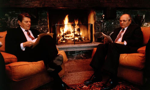 Tổng thống Mỹ Ronald Reagan và nhà lãnh đạo Gorbachev trò chuyện, trao đổi công việc bên lò sưởi trong một ngôi nhà thuyền ở Geneva, Thụy Sĩ ngày 19/11/1985.