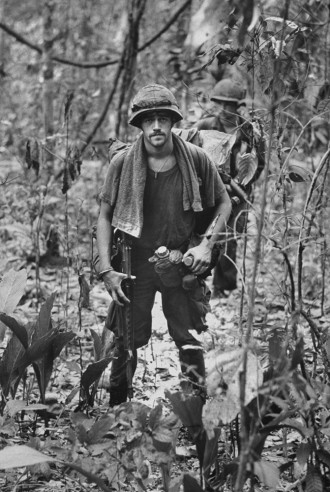 Trung sĩ Mike Ball cùng đồng đội đi tuần tra trong dáng vẻ ướt đẫm mồ hôi ở Việt Nam.