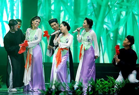 Giống Hà Phương, Minh Tuyết bắt đầu sự nghiệp ca hát từ năm 14 tuổi Năm 1993, khi Minh Tuyết "rủ rê"chị gái dự thi hát ở Nhà hát Hòa Bình và bất ngờ đạt giải nhất, Cẩm Ly mới bắt đầu sự nghiệp ca hát. Ngay sau đó cặp song ca Cẩm Ly – Minh Tuyết về đầu quân cho Kim Lợi Studio.