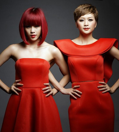 Bỏ thi giữa chừng vì tai tiếng, Thiều Bảo Trang kết hợp với em gái để lập thành nhóm nhạc Bee.T dưới sự đỡ đầu của nhạc sĩ Phương Uyên. Tất nhiên, Thiều Bảo Trâm "ăn ké" sự nổi tiếng của chị gái nên cô có phần thua thiệt hơn. Từ hình ảnh của một "công chúa", Thiều Bảo Trang đã dần lột xác để trở nên cá tính hơn khi kết hợp cùng em gái.