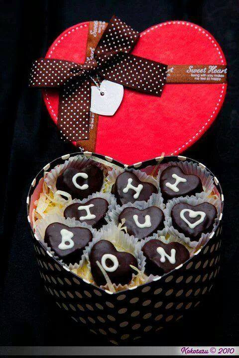 Những viên socola đen phủ dòng chữ yêu thường từ socola trắng.