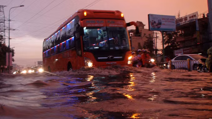 Đến 18h cùng ngày, một trận mưa khác tiếp tục đổ xuống khiến đoạn đường càng ngập sâu. Khi dắt xe qua hết đoạn đường ngập, người dân phải dốc đầu xe lên dải phân cách để nước chảy ra ngoài, các thợ sửa xe “di động” cũng túc trực tại điểm ngập để sửa xe chết máy.