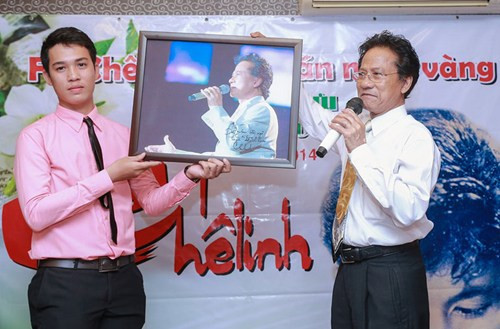 Trong buổi gặp gỡ ấm úng, Chế Linh đã được fan dành tặng nhiều món quà ý nghĩa.