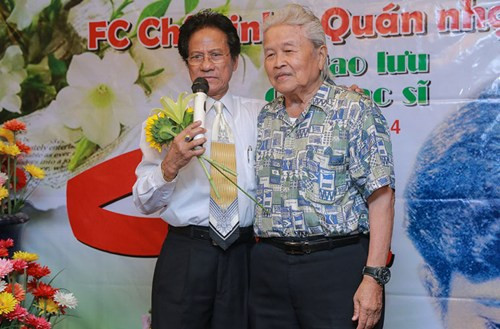 Có những người tóc đã bạc trắng, thuộc nằm lòng từng ca khúc của Chế Linh.