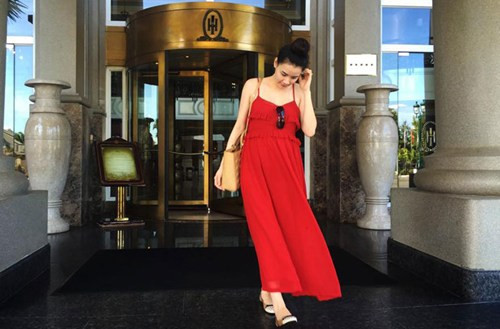 Trang Nhung diện váy đỏ sexy, tươi trẻ. Hiện tại nữ diễn viên đang mang bầu ở tháng thứ 4.