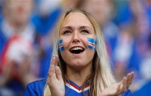 Tiếng Iceland là ngôn ngữ chính thức của người dân Iceland. Trước đây, tiếng Iceland, Faroe, Norn và Tây Na Uy hình thành nên nhóm nước Tây Bắc Âu. Tiếng Đan Mạch, Đông Na Uy và Thụy Điển tạo nên nhóm Đông Bắc Âu. Ngoài Iceland, bạn có thể nghe thấy thứ tiếng này tại các quốc gia khác như Đan Mạch, Mỹ, Canada, Manitoba... Ảnh: ABC.