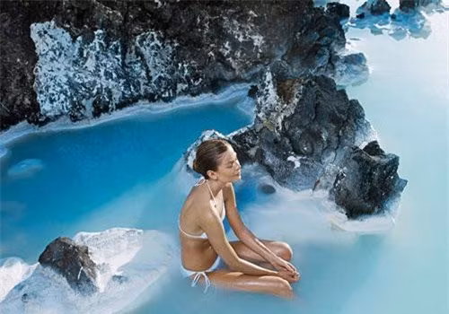 Trong mỗi tòa nhà dân cư, người Iceland sử dụng trực tiếp đường ống dẫn nước nóng từ mạch nước nóng phun tự nhiên hoặc suối nước nóng. Điều đặc biệt nhất là nguồn nước mưa ở đây tinh khiết tới mức đường nước cung cấp cho thành phố không cần phải thanh lọc hóa chất. Ảnh: Fieraraceteam.