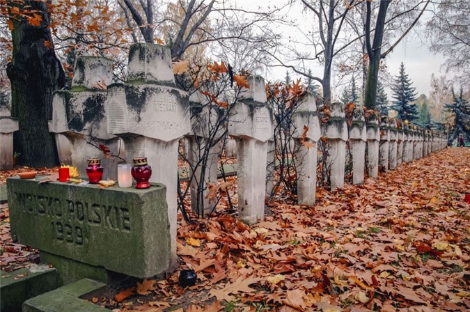 Nghĩa trang quân đội Powazki ở Warsaw, Ba Lan, là một trong những nghĩa trang lâu đời nhất và nổi tiếng nhất ở Warsaw. Một số sĩ quan cao cấp của Ba Lan được an táng tại đây, đây cũng là nơi an nghỉ của nhiều cá nhân lừng lẫy trong lịch sử Ba Lan. 