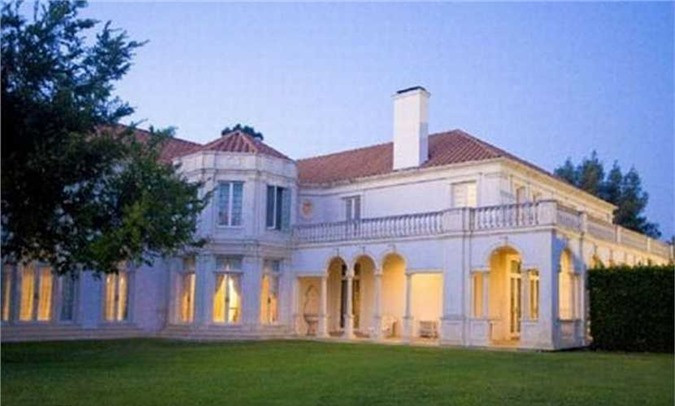 ##sc### 6. Biệt thự ma ám của diễn viên Mary Pickford trên đồi Beverly Hills (Anh): Ngôi nhà của hai ngôi sao phim câm của Hollywood Mary Pickford và Douglas Fairbanks. Cặp đôi này ly hôn năm 1936 và bà Pickford ở lại trong ngôi nhà, ngày càng khép kín và xa lánh xã hội cho đến khi qua đời năm 1979. Người ta đồn rằng hồn ma bà Pickford vẫn luẩn quất quanh ngôi nhà chờ đợi chồng quay trở lại. 