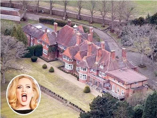  5. Biệt thự ma ám của Adele: Sau đại thắng tại lễ trao giải Grammy 2012 với 6 giải thưởng lớn, ca sĩ Adele đã tự thưởng cho bản thân mình khi thuê một biệt thự trị giá 10 triệu USD với diện tích 100.000 m2 tại khu Home Counties, Mỹ. Tuy nhiên, dinh thự sang trọng với 10 phòng ngủ và khuôn viên rộng rãi đã trở thành nỗi ám ảnh của Adele vì cô cho rằng căn nhà bị ma ám nặng nề. 