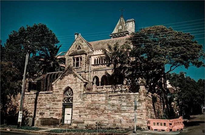 ##sc### 2. Lâu đài ma ám mang phong cách Gothic Victoria tại Annandala, Sydney, Australia: Tòa biệt thự này bị đồn rằng bị ám bởi hồn ma của một người phụ nữ váy trắng. Nhiều người tò mò cả gan đến thăm tòa biệt thự này đều khiếp đảm kể lại rằng họ thấy các cửa chính lẫn cửa sổ tự động đóng, mở, những hồn ma lập lờ trong bóng tối và người phụ nữ mặc váy trắng lang thang trên các hành lang. 
