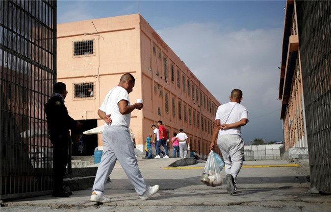 Sau vụ bạo loạn tháng 2/2016, cảnh sát Mexico bất ngờ phát hiện phòng giam của nhiều ông trùm ở Topo Chico còn được trang bị nội thất như khách sạn 5 sao. Điều tra viên tìm thấy cả phòng xông hơi, bể cá, quầy bar, tủ lạnh cỡ nhỏ và truyền hình cáp. Ảnh: Reuters. 