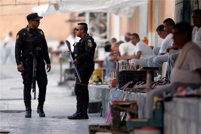 Vụ bạo loạn năm 2016 làm chấn động Mexico về quyền lực của những băng nhóm tội phạm bên trong nhà tù, cũng như sự thông đồng của lực lượng quản lý để cho chúng lộng hành. Giám đốc nhà tù Topo Chico, trưởng quản ngục và một cảnh vệ đã bị bắt giữ với cáo buộc giết người. Chính phủ Mexico cho siết chặt an ninh các trại giam. Ảnh: Reuters. 