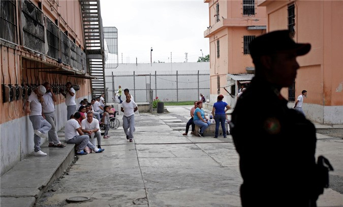 Vụ bạo loạn năm 2016 là cuộc đụng độ giữa các thành viên băng nhóm Los Zetas và băng Golfo. Tù nhân chiếm quyền kiểm soát nhà tù bằng gạch đá, gậy gộc, búa tạ và dao găm. Khi cảnh sát tái lập được trật tự, họ phát hiện cảnh tượng thanh trừng hãi hùng trong nhà giam với 5 người bị thiêu sống. Đây là vụ bạo loạn trong nhà tù đẫm máu nhất lịch sử Mexico. Ảnh: Reuters. 