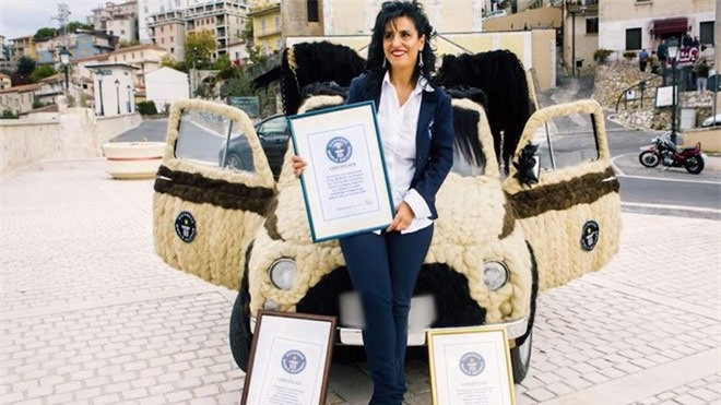 Xe bọc tóc nhiều nhất. Chiếc Fiat 500 này giữ kỷ lục thế giới vì được bao phủ 120 kg tóc người.