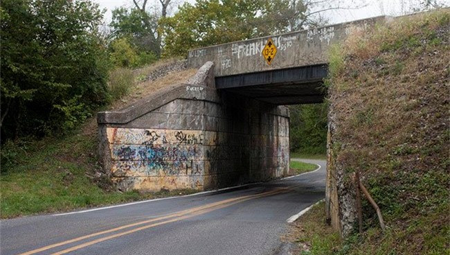 ##sc### 7. Hellam Township (Pennsylvania, Mỹ): Thị trấn này được xem là nơi đặt 7 cánh cửa dẫn tới địa ngục. Nhiều người quan niệm bất cứ ai đi qua chúng sẽ rơi thắng xuống thế giới bên kia. Khu vực đặt chúng là một khu rừng, trong đó tương truyền có một nhà thương điên nằm trên đường Trout Run. Thực tế, nhà thương điên này không hề tồn tại, nhưng vẫn không ngăn được những người tò mò bỏ công tìm kiếm. (Ảnh: Warm Soda Magazine). 