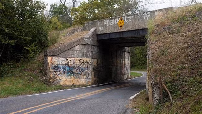  7. Hellam Township (Pennsylvania, Mỹ): Thị trấn này được xem là nơi đặt 7 cánh cửa dẫn tới địa ngục. Nhiều người quan niệm bất cứ ai đi qua chúng sẽ rơi thắng xuống thế giới bên kia. Khu vực đặt chúng là một khu rừng, trong đó tương truyền có một nhà thương điên nằm trên đường Trout Run. Thực tế, nhà thương điên này không hề tồn tại, nhưng vẫn không ngăn được những người tò mò bỏ công tìm kiếm. (Ảnh: Warm Soda Magazine). 