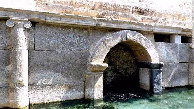  2. Cổng Ploutonion ở Hierapolis (Pamukkale, Thổ Nhĩ Kỳ): Đây là một trong những nơi thờ Pluto - thần của người chết. Khí gas hun nóng suối nước nổi tiếng Pamukkale bắt nguồn từ một hang động phía dưới khu vực này. Hơi bốc lên có độc, nên người dân tin rằng đó là do thần Pluto tạo ra. Nơi này cũng được xem là vùng đất thiêng, cửa ngõ dẫn xuống địa ngục. (Ảnh: CNN). 
