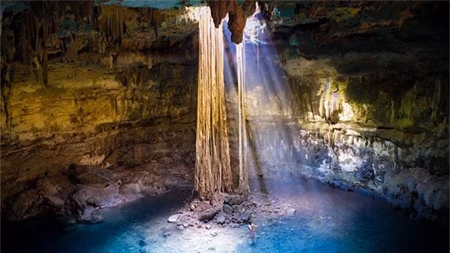  6. Hố sụt của người Maya (Mexico): Những hố sụt tự nhiên nằm ở Mexico và Trung Mỹ, được người Maya cho là nhà của thần mưa Chaak và các cánh cổng dẫn tới Xibalba - thế giới bên kia. Các nhà khoa học đã tìm thấy đền đài và hài cốt trong hố sụt ở bán đảo Yucatan. Một số cổng địa ngục nổi tiếng khác trong quan niệm của người Maya là Cobán, Guatemala, hay Actun Tunichil Muknal ở Belize. Ngày nay, phần lớn các hố sụt này trở thành điểm bơi lội, tham quan hút khách, thay vì điểm đến có phần đáng sợ. (Ảnh: Ambergris Caye). 