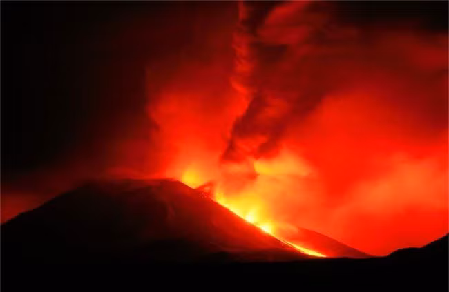  5. Núi Hekla (Iceland): Ngọn núi lửa hoạt động này được xem là cổng địa ngục từ thế kỷ 12, sau đợt phun trào vào năm 1104. Các đợt phun trào sau đó càng khẳng định tiếng tăm đặc biệt này. Năm 1341, một số khẳng định thấy chim bay giữa nham thạch và cho rằng đó là các linh hồn đang bị đày đọa. Ngày nay, Hekla còn được cho là nơi các phù thủy gặp gỡ quỷ dữ. (Ảnh: Iceland Mag). 