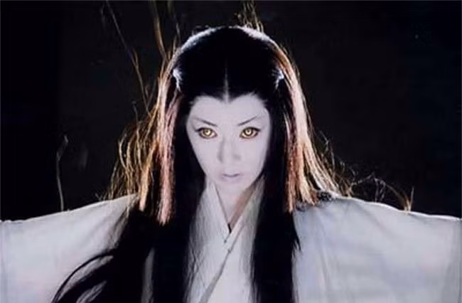 5. Tuyết nữ Yuki Onna: Tuyết nữ Yuki-Onna của Nhật Bản thường được nhắc đến với vẻ ngoài trẻ trung, đôi môi hơi xanh, tóc đen dài và làn da trắng muốt. Trong top 10 con ma đáng sợ nhất trong lịch sử nhân loại, tuyết nữ Yuki-Onna của Nhật Bản thường được nhắc đến với vẻ ngoài trẻ trung, đôi môi hơi xanh, tóc đen dài và làn da trắng muốt. Yuki-Onna thường chỉ xuất hiện vào những ngày mùa đông khi tuyết rơi dày với bộ kimono trắng. Nếu ai lỡ gặp Yuki-Onna thì chắc chắn đều sẽ chết, một cái chết vô cùng lạnh lẽo và đơn độc.