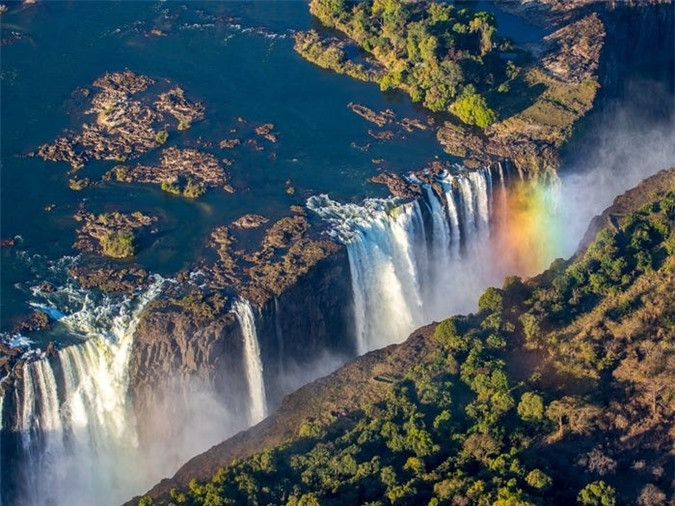 Thác nước lớn nhất thế giới: Thác Victoria tọa lạc ở sông Zambezi nằm trên biên giới giữa Zambia và Zimbabwe ở phía Nam châu Phi. Thác chỉ cao 108m nhưng với chiều rộng 1.708m (gấp 2 lần chiều rộng của thác Niagara ở Bắc Mỹ), đây là thác nước lớn nhất thế giới. 